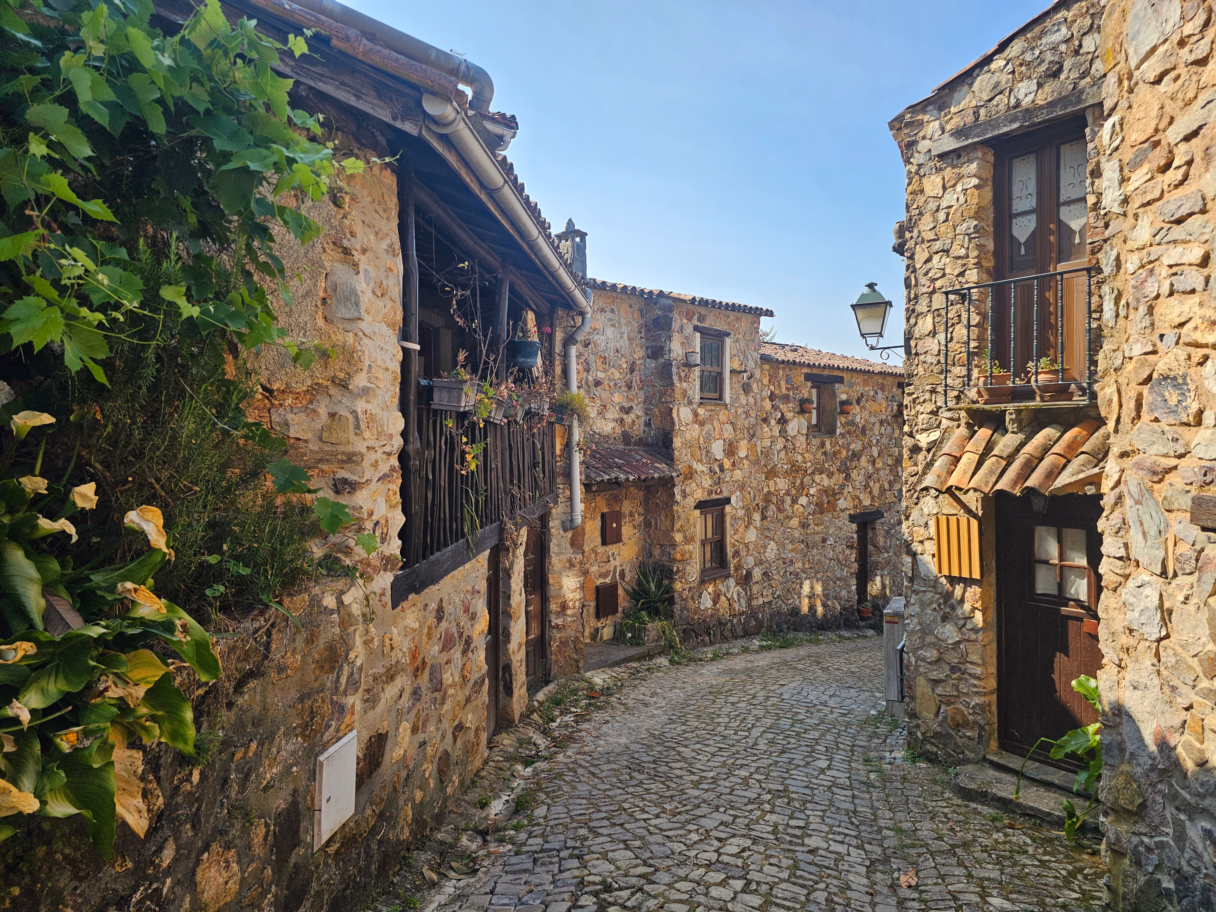 Casas tradicionais construídas em pedra de xisto numa aldeia rural