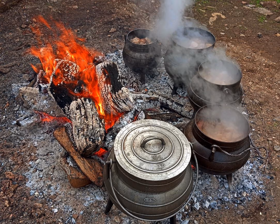 Gastronomia tradicional portuguesa em pote de barro