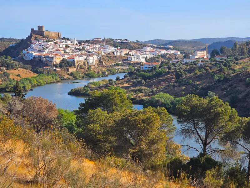 Vista panorâmica da vila histórica de Mértola junto ao rio Guadiana, no Alentejo