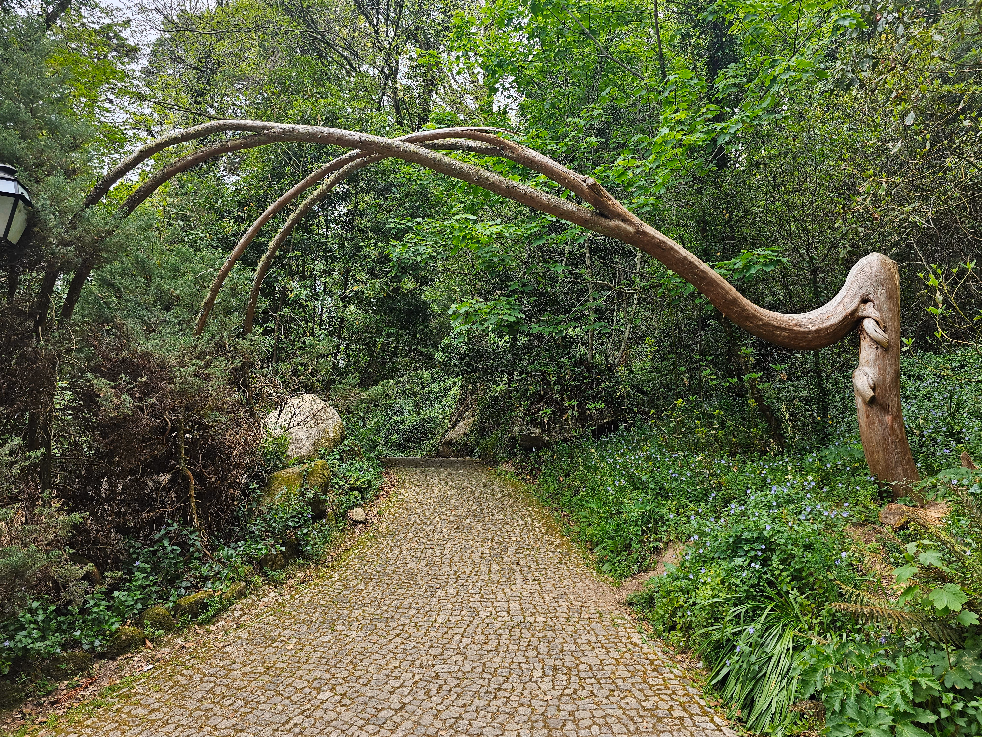Jardins exuberantes e arquitetura romântica em Sintra
